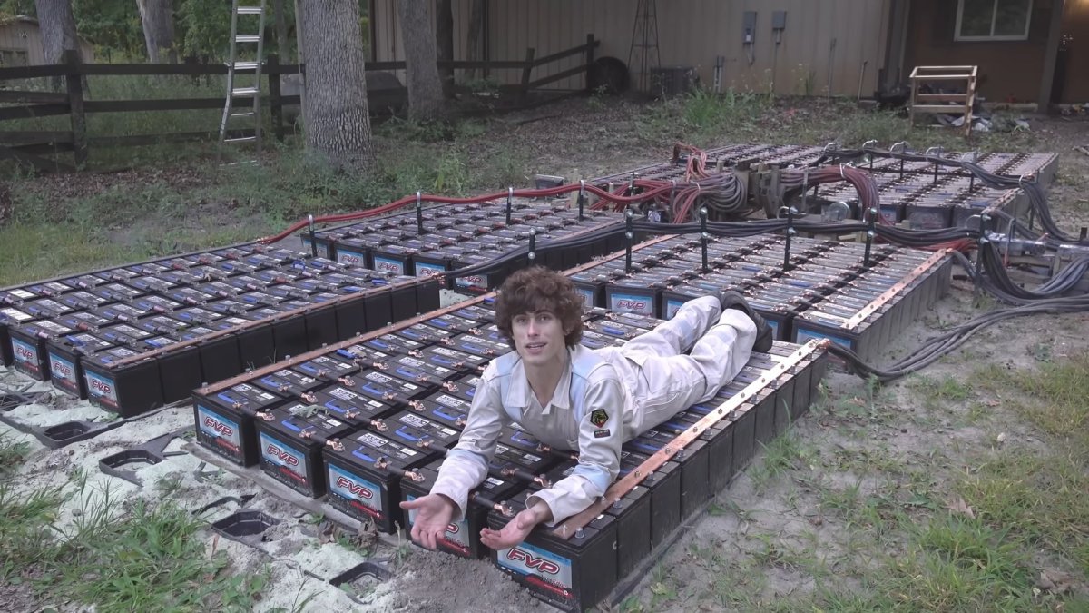 400 batteries de voitures électriques connectées : l'expérience YouTube si dangereuse qu'elle crée un plasma pur