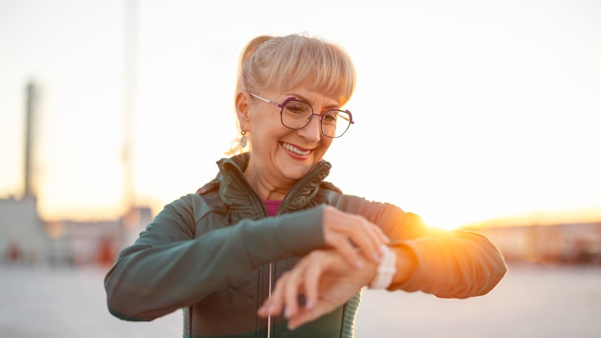 Bracelet connecté : prévention senior et marketing digital