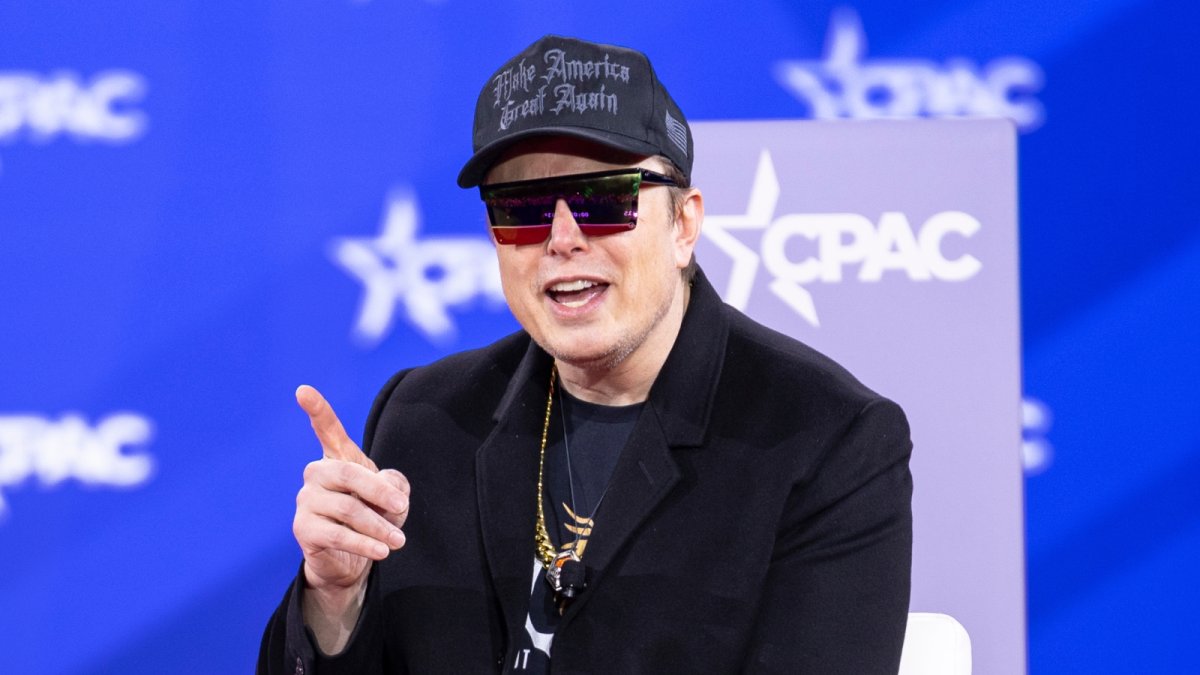 À son procès, Elon Musk se présente comme le "sauveur de l'humanité", rien que ça