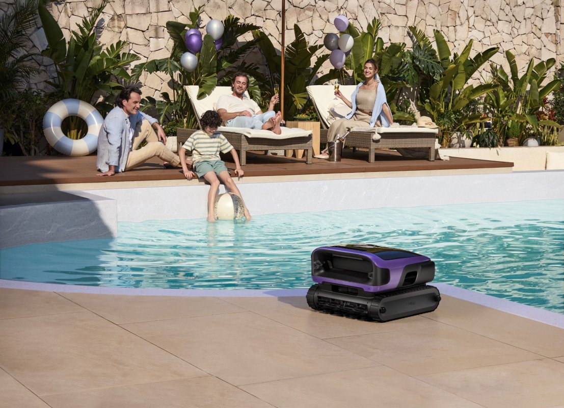 Adieu l’épuisette : ce robot de piscine nettoie aussi la surface et la ligne d’eau