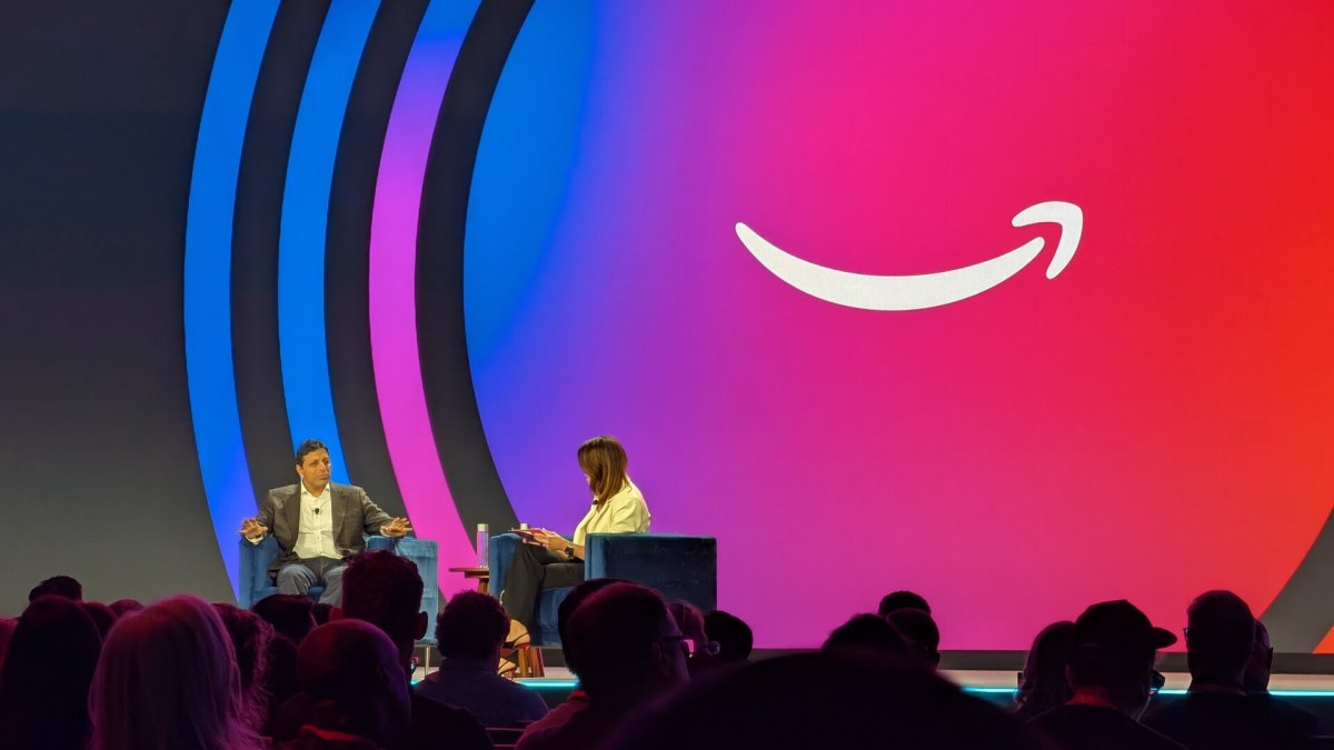 Amazon laisse désormais une IA gérer une partie de la boutique de ses vendeurs, même la nuit, et ça marche !