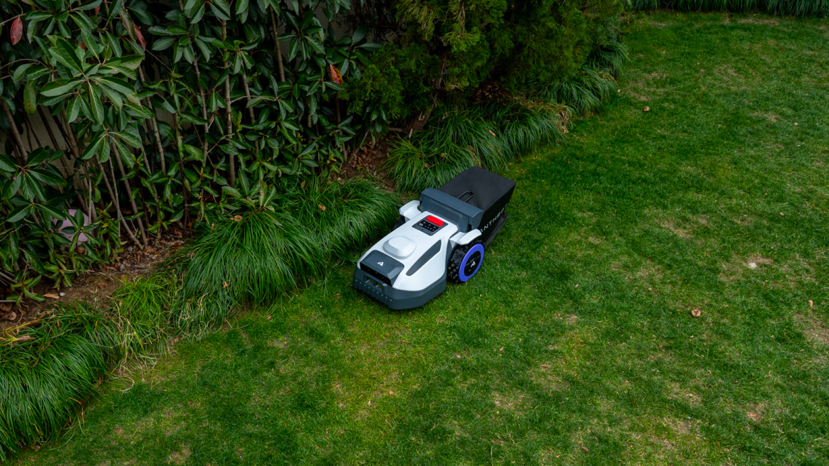 ANTHBOT N8 : le robot-tondeuse qui ne se contente plus de tondre la pelouse