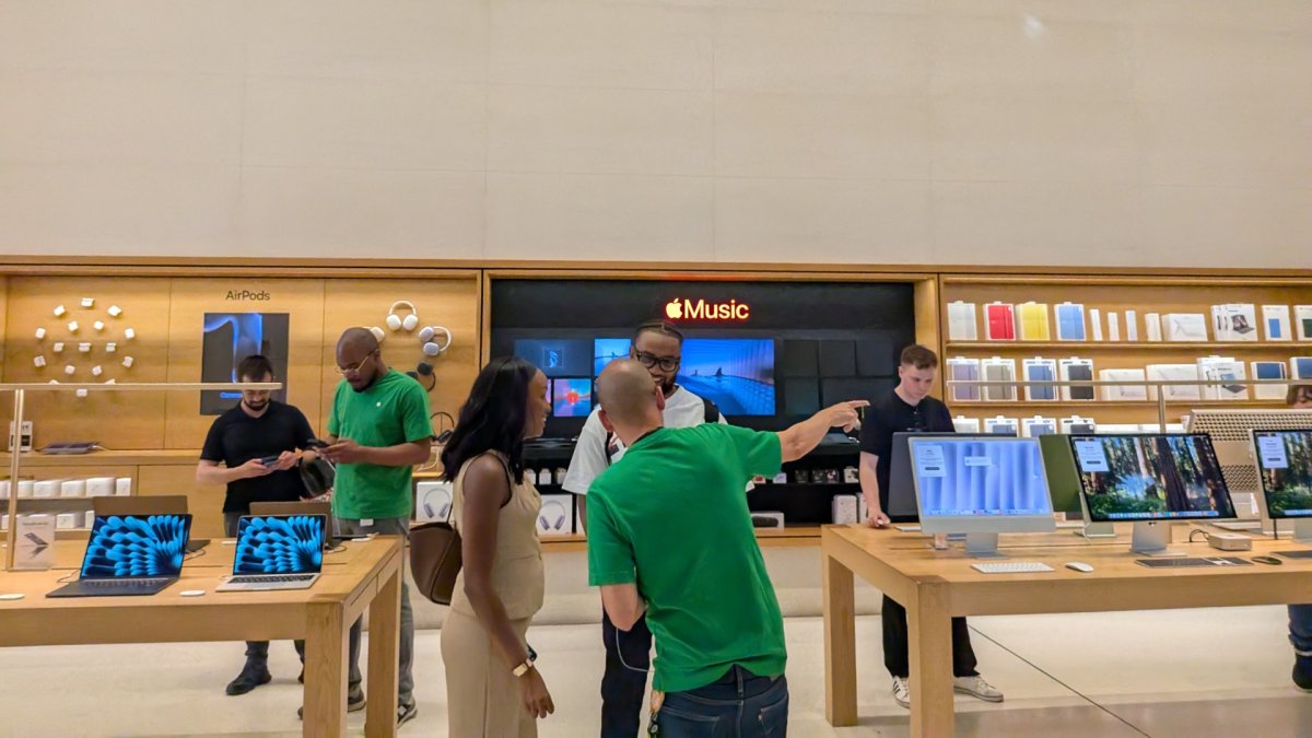 Apple teste une IA qui écoute vos échanges en boutique, et certains employés s'inquiètent déjà