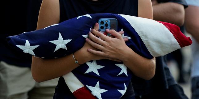 Après la mort de Charlie Kirk, la traque en ligne des réactions jugées hostiles à l’influenceur