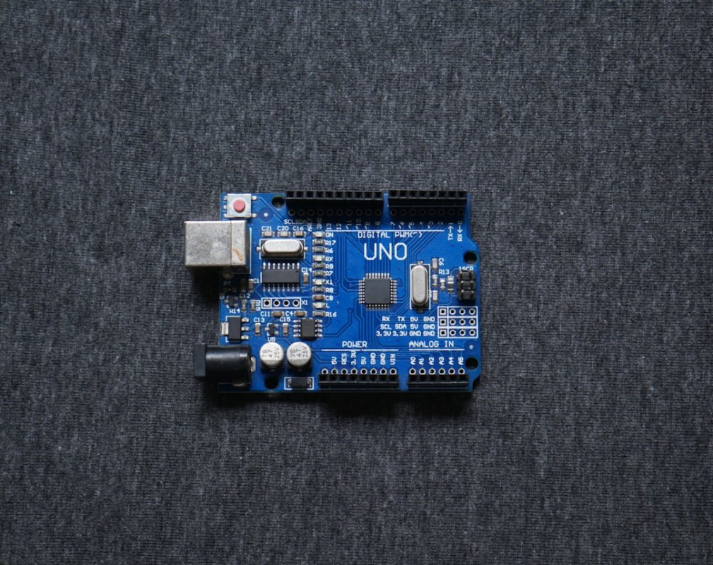 Arduino UNO Q : transformer la UNO Q en agent de codage avec Claude Code et Ollama