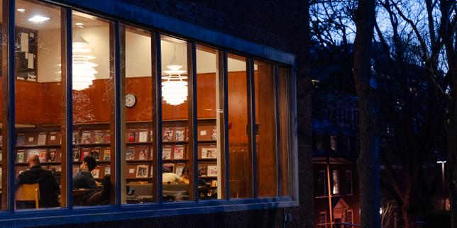 Aux Etats-Unis, des bibliothécaires désemparés face aux demandes de livres inventés par l’IA