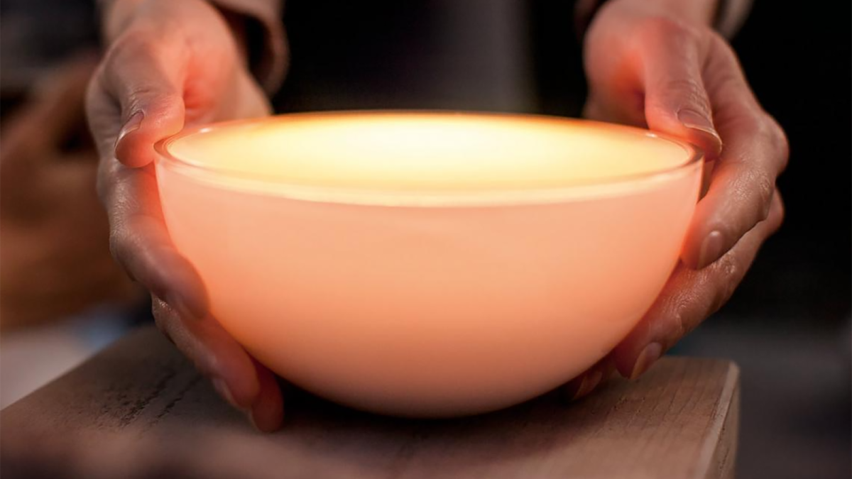 Boulanger met en lumière la Philips Hue Go, une lampe connectée multicolore bradée à -33%