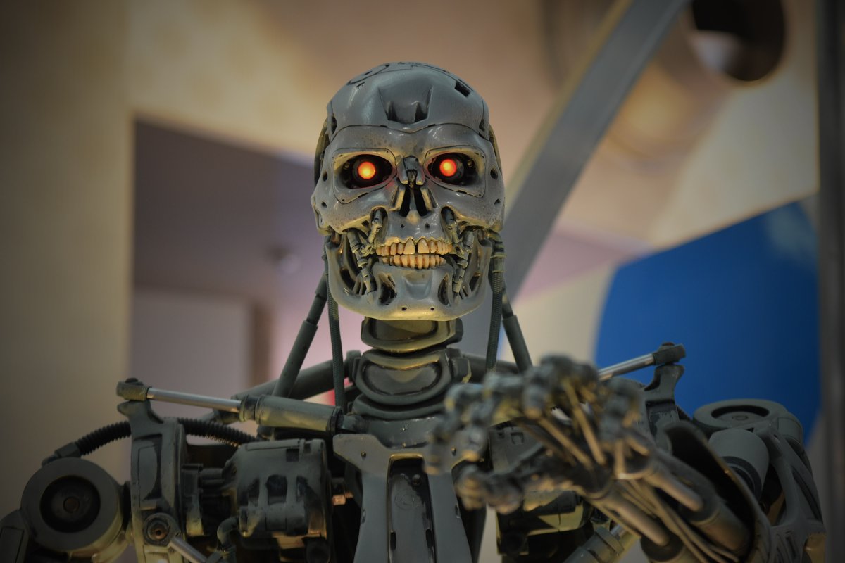 Brutal ! Un robot T800 combat pour la première fois un humain dans la cage, la violence au rendez-vous
