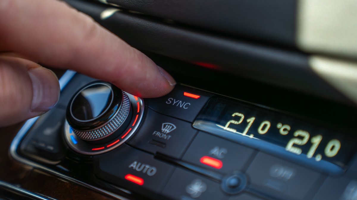 Canicule : et si la climatisation donnait l'avantage à la voiture électrique sur le thermique ?