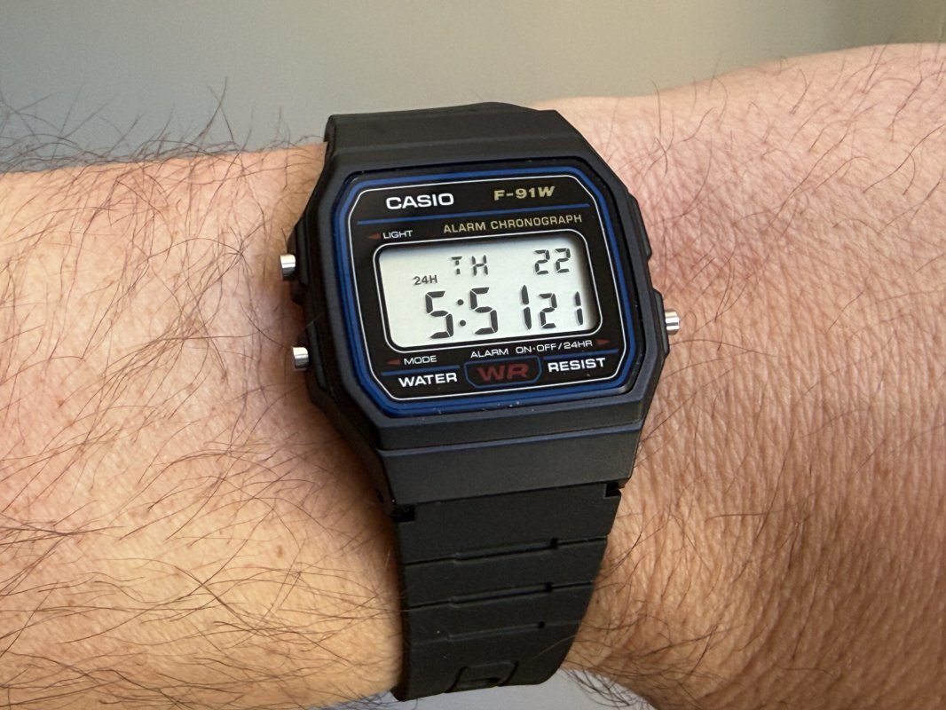 Casio F-91W - Comment régler et utiliser la montre culte ?