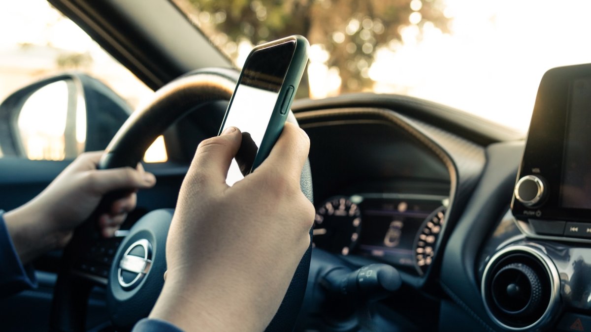 Smartphone au volant : sanctions renforcées et impact digital