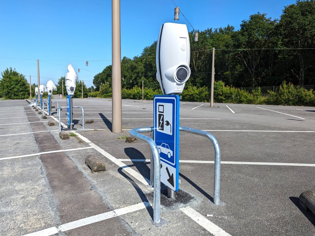 Ce pays européen ouvre des places de recharge aux voitures thermiques, voici pourquoi