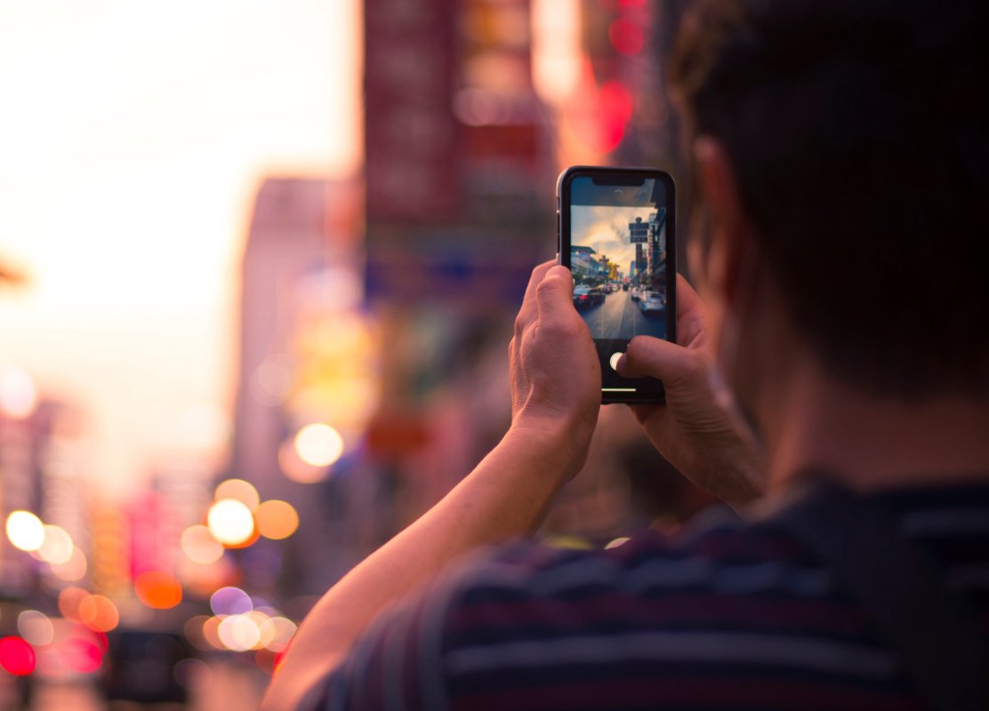 Cette app caméra d'Adobe a d'abord voulu imiter le réflex avant de le tuer à coups d'IA
