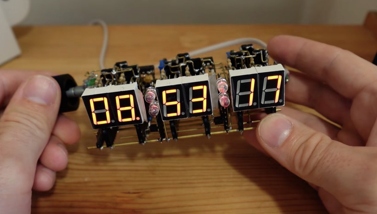 Cette horloge numérique est entièrement fabriquée à la main, avec du fil de laiton