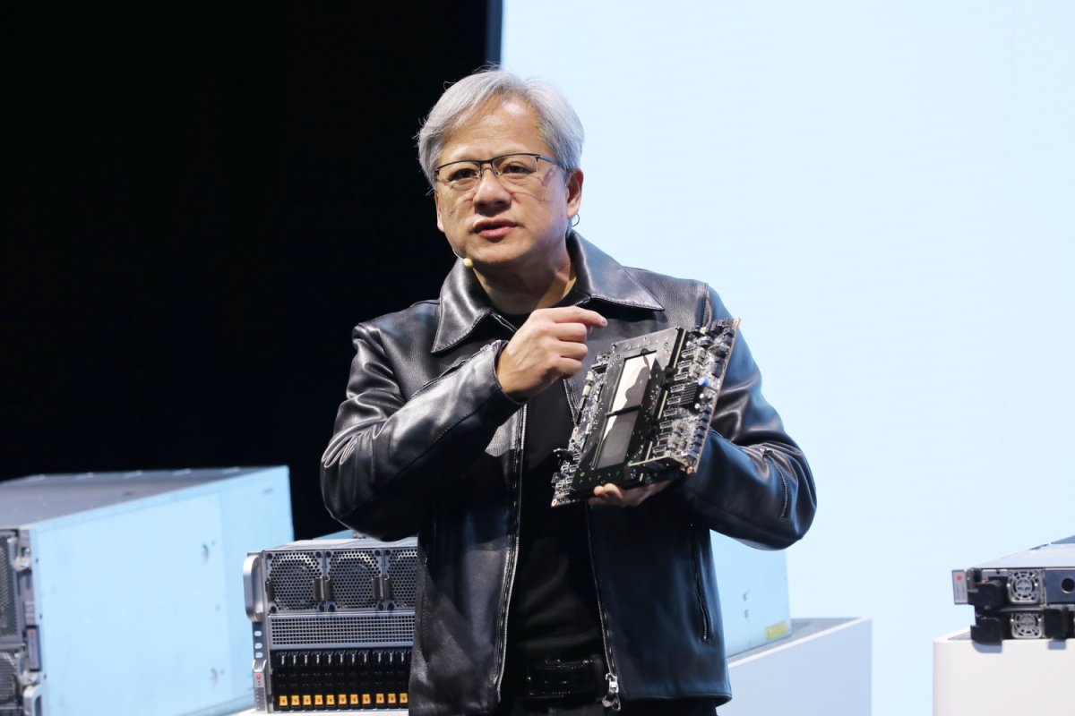 Cette veste en cuir signée par Jensen Huang vaut officiellement 240 RTX 5090