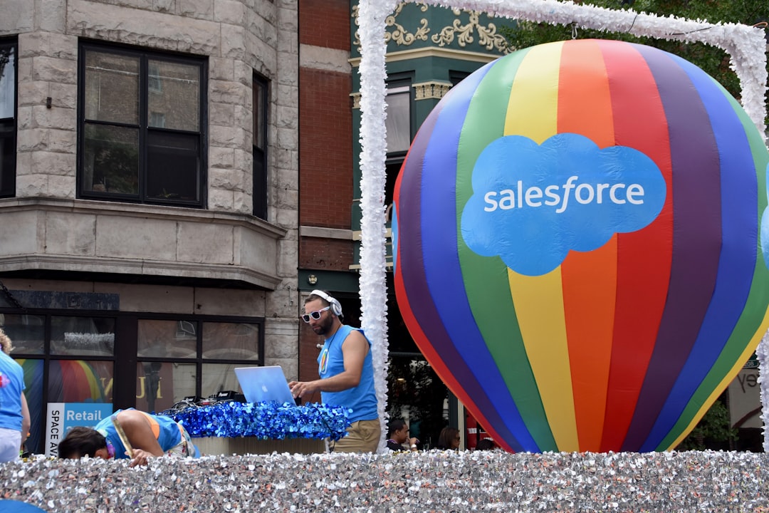 Chez Salesforce, l’IA va assurer jusqu’à 50 % du travail