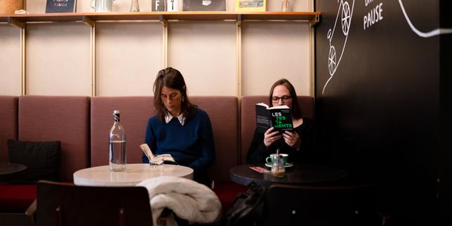 Clubs de lecture, « reading parties », colos pour bouquiner... Lire est-il le nouveau chic ?