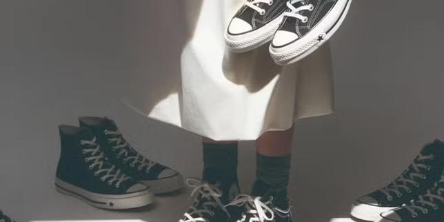 Converse retire une publicité accusée de références à l’imagerie du Ku Klux Klan et s’excuse après la polémique sur les réseaux sociaux