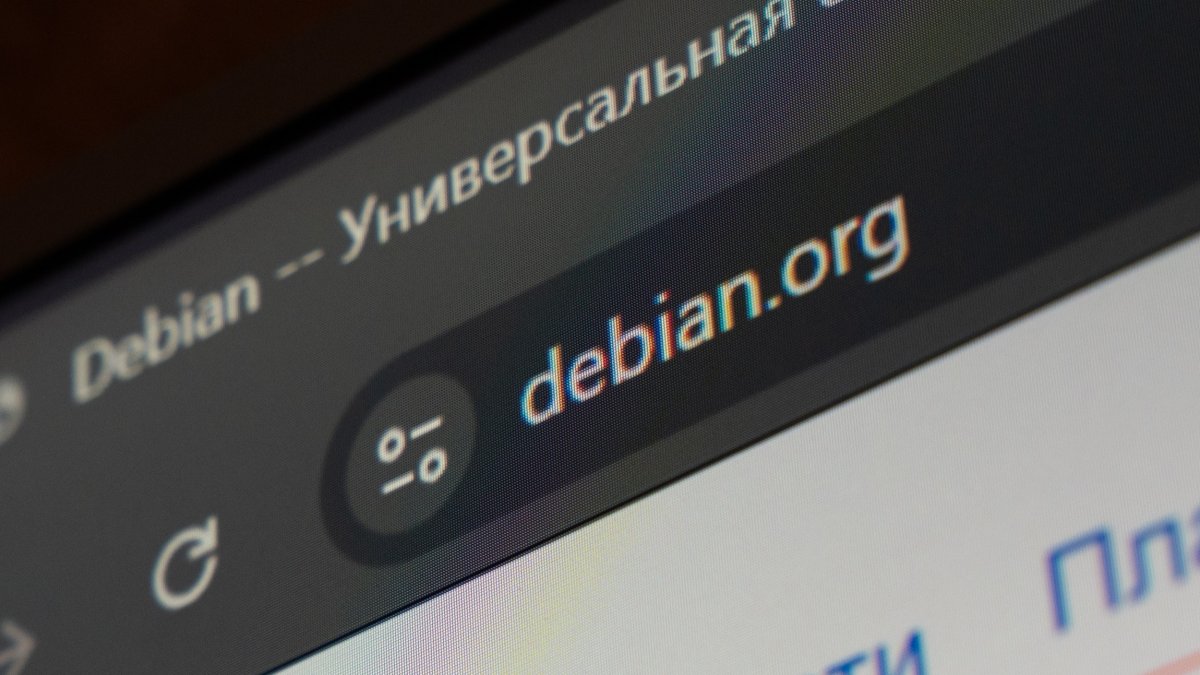 Debian pourrait bannir les contributions assistées par IA, et ce n’est pas qu’une question de bugs