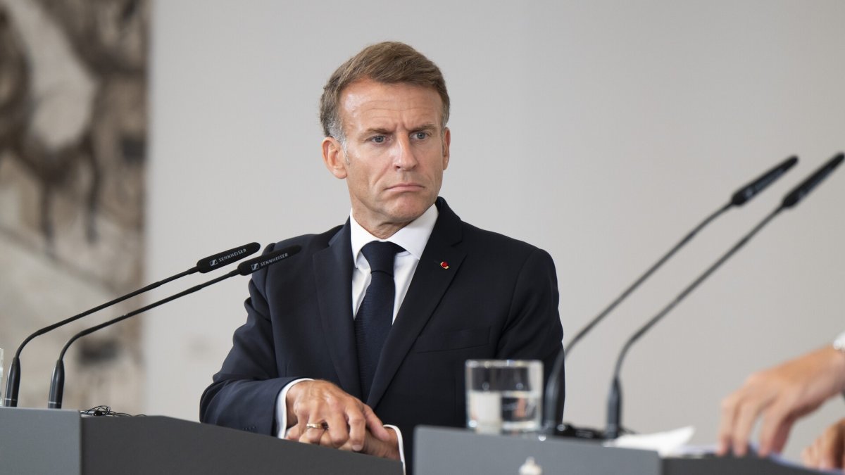"Des scènes qui ne se sont jamais passées" : Emmanuel Macron s’attaque aux images IA du 17 octobre