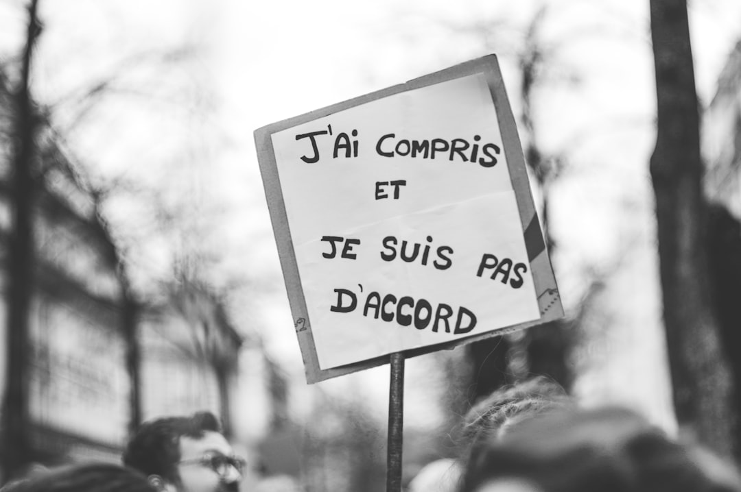 Devant le juge, qui est responsable des erreurs de l’IA ?