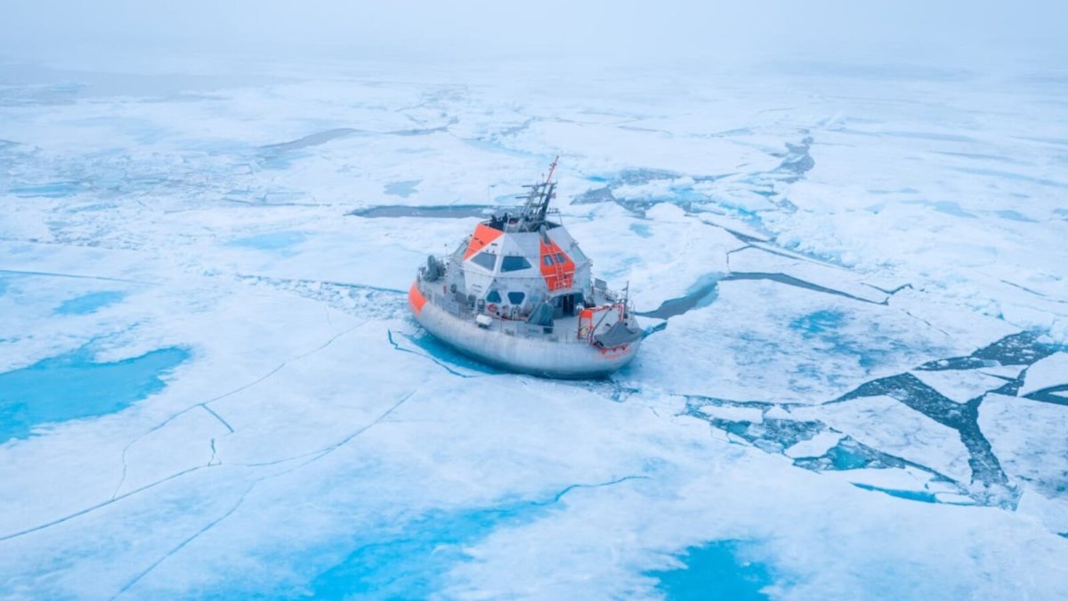 Douze personnes vont vivre huit mois coupées du monde dans les glaces de l'Arctique, dans un étonnant vaisseau