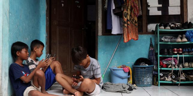 En Indonésie, 70 millions d’enfants privés de réseaux sociaux après l’entrée en vigueur de l’interdiction d’accès aux plateformes numériques