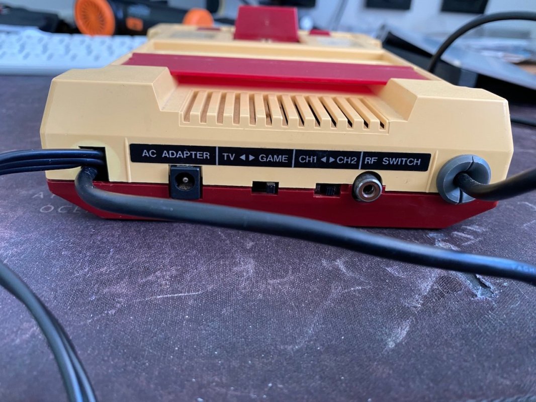 Famicom-OpenAV - Pour ajouter une sortie AV composite sur une Famicom