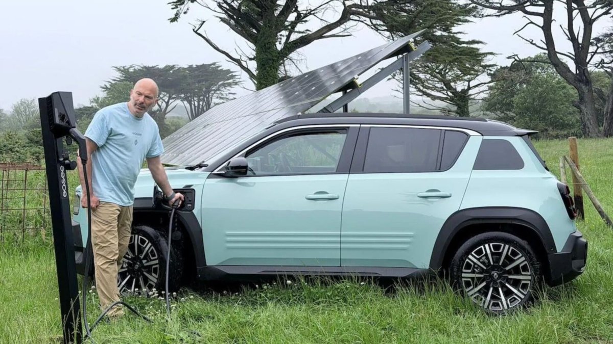 Fou de F1, il décide de parcourir 1 600 km avec une Renault électrique, sans s'arrêter, en misant tout sur le soleil
