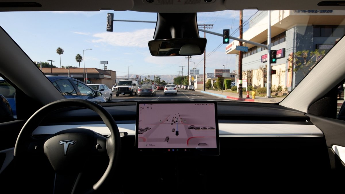 Conduite Autonome Tesla : Leçons d'IA pour votre Stratégie Digitale
