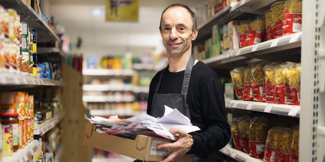 Un Épicier Chanteur Cherche à Sauver Son Commerce Déficitaire