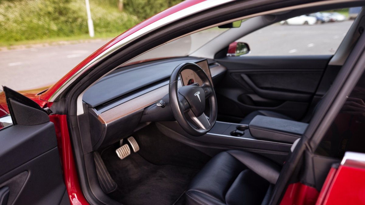 Il accuse les airbags de sa Tesla Model 3 d'être restés muets pendant un accident, la justice s'en mêle