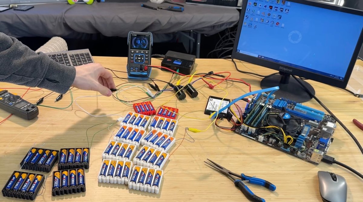 Il branche 56 piles AA pour faire tourner son PC de bureau