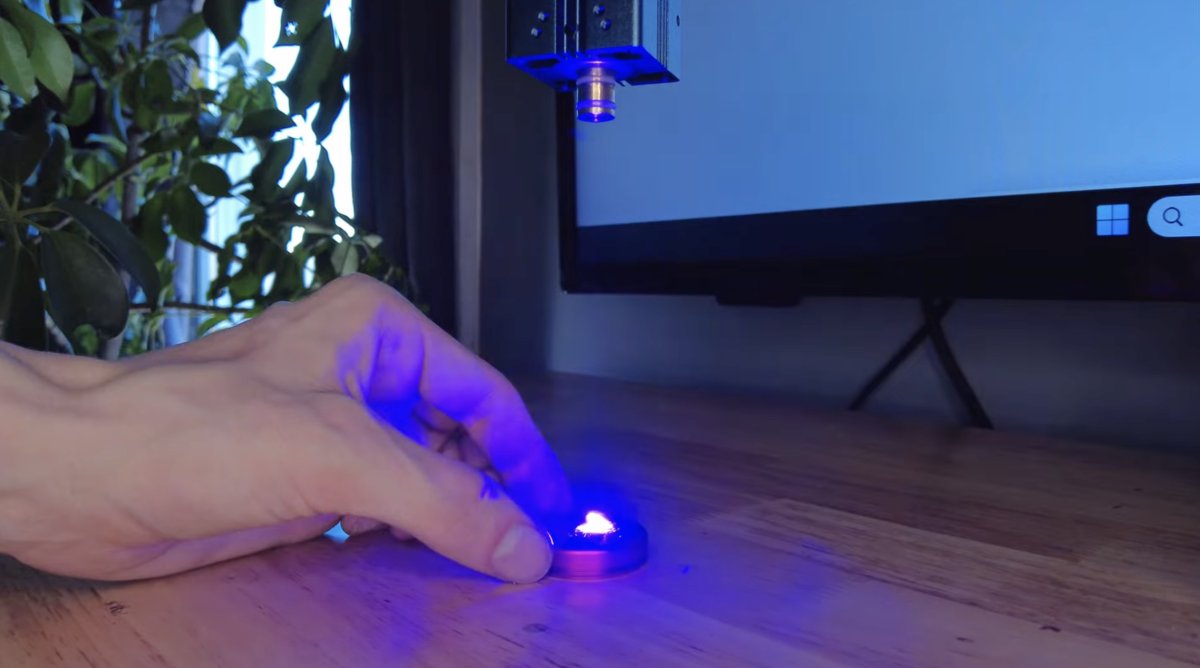 Il fabrique une enceinte avec uniquement un laser et une feuille d'or