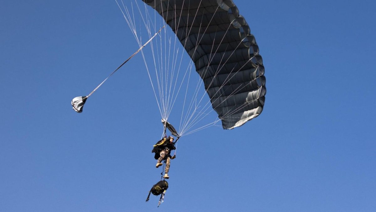 Il n'existe qu'un seul parachute au monde certifié à sauter depuis 10 000 mètres, et il est Français