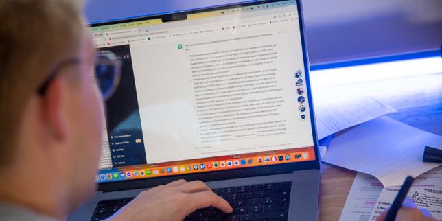 « Il nous interdit d’utiliser ChatGPT, puis il s’en sert lui-même… » : lorsque les étudiants n’acceptent pas que leur prof prépare ses cours avec des IA