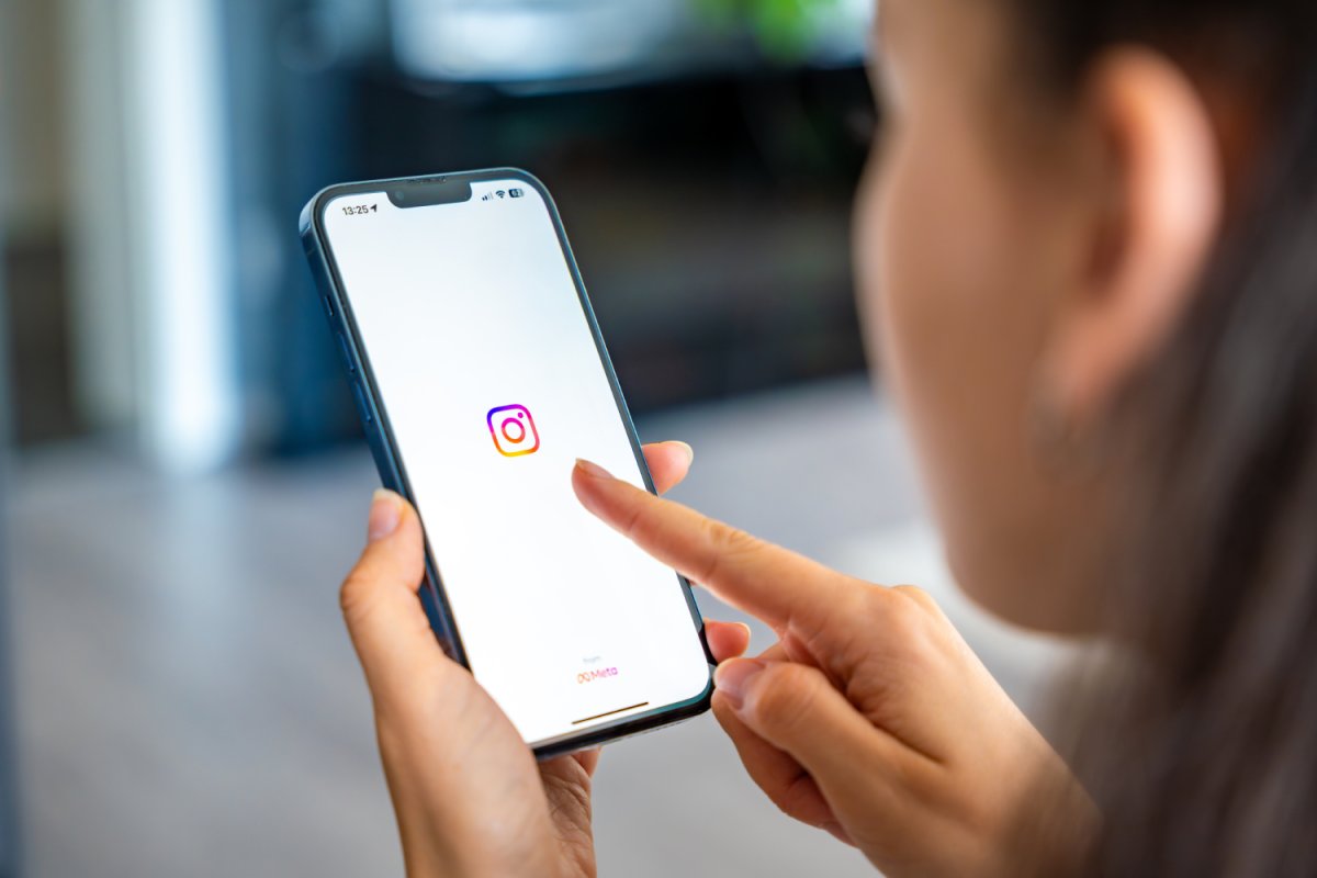 Instagram teste les badges IA pour les créateurs