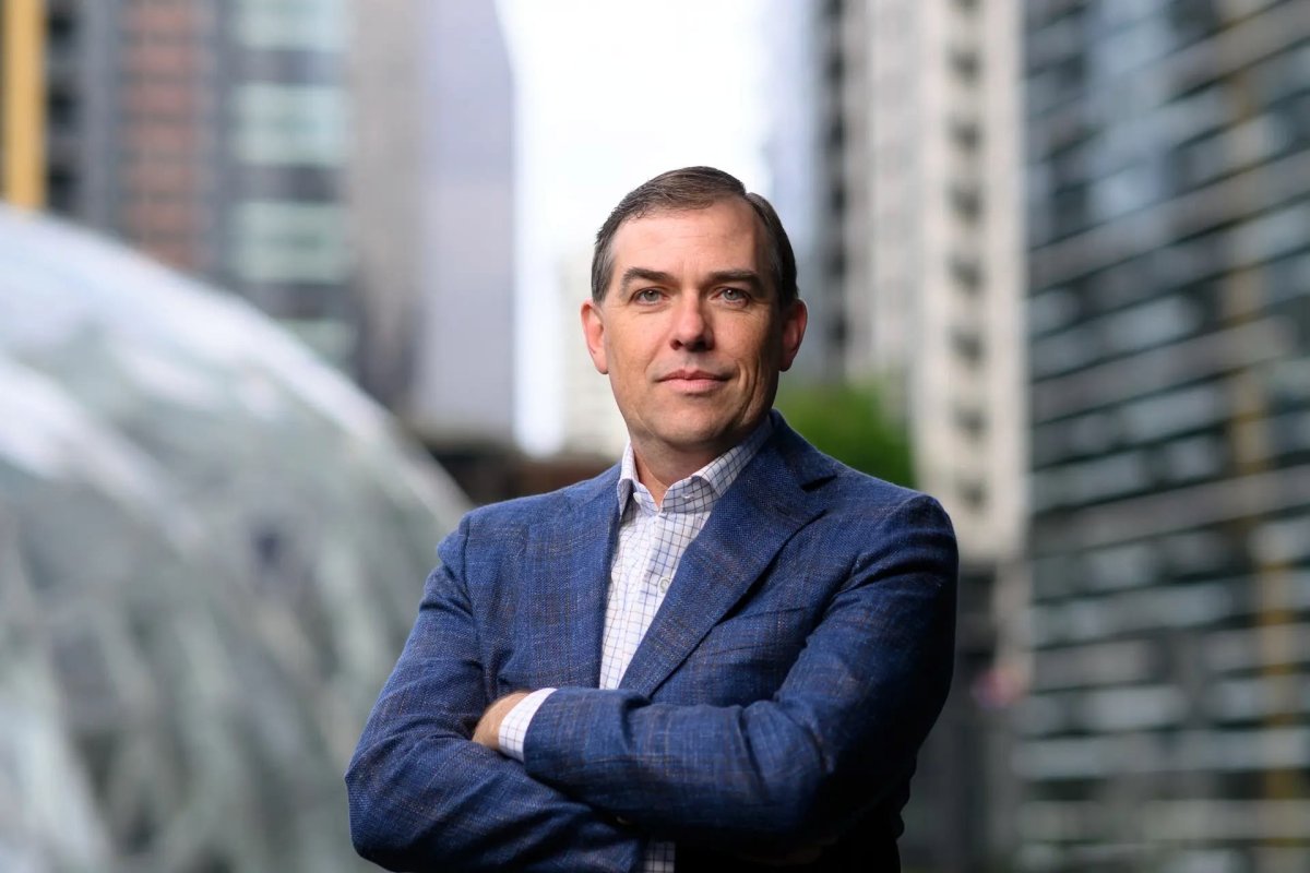 Investir dans OpenAI, Anthropic... et développer ses propres IA ? Le patron d'AWS explique son triple-jeu