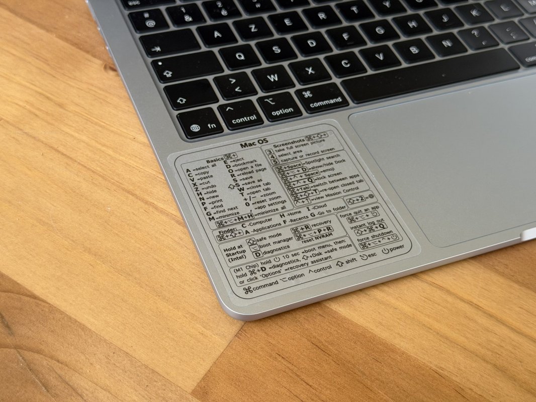 J'ai collé un autocollant de raccourcis macOS sur mon Mac, et c’est génial (existe pour Windows aussi !)