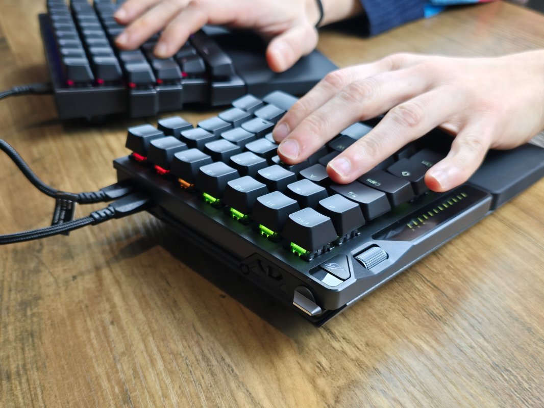 J'ai testé l'Asus ROG Falcata : le clavier coupé en deux, mais pas à moitié convaincant