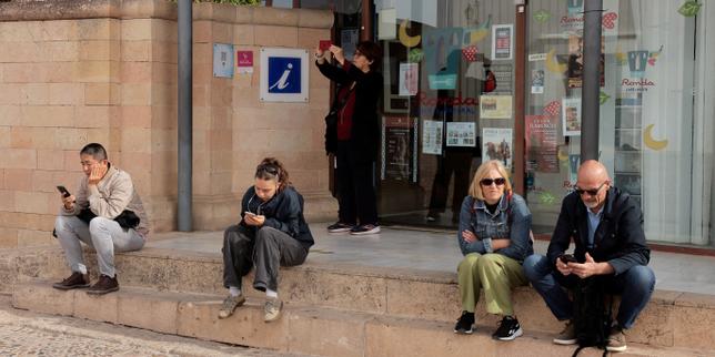 « Jamais on n’a autant communiqué sans parler aux autres ; ce paradoxe a de telles conséquences sociétales et politiques qu’il est devenu un enjeu universel »