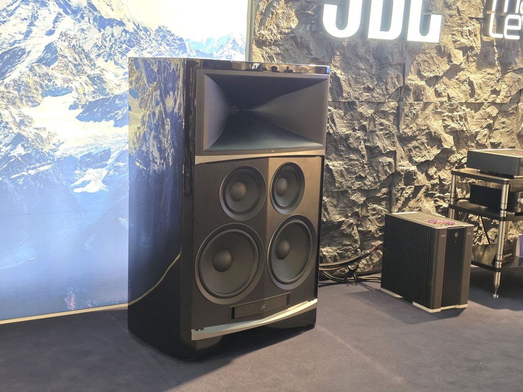 JBL : des petits écouteurs abordables… et des enceintes de 500 kg à 160 000 euros