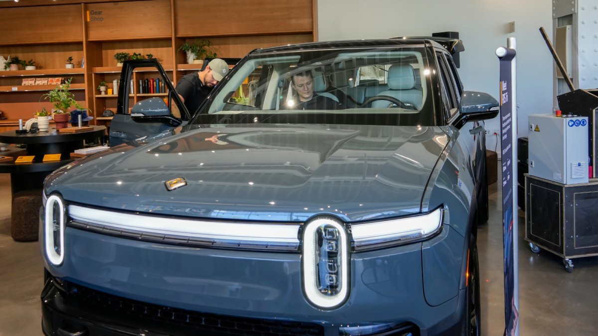 IA embarquée : Rivian défie Tesla et vos enjeux digitaux