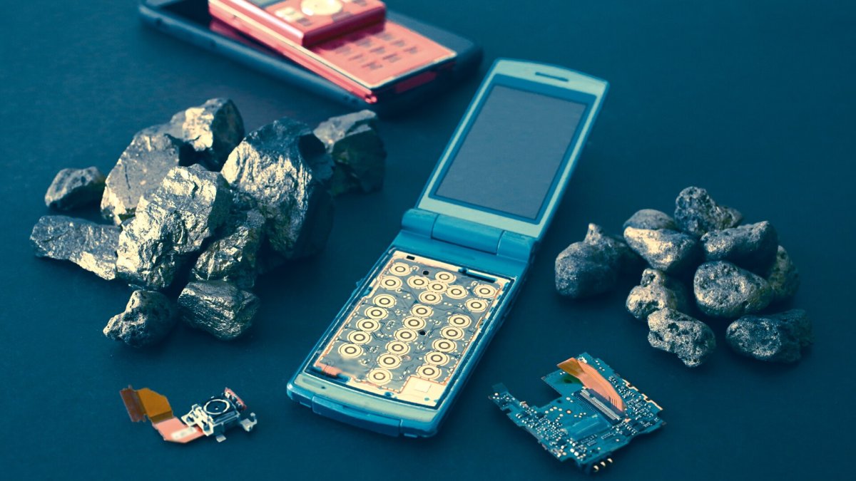La carte de Back Market révèle le poids caché de nos téléphones, tellement plus lourds que ce qu'on imagine