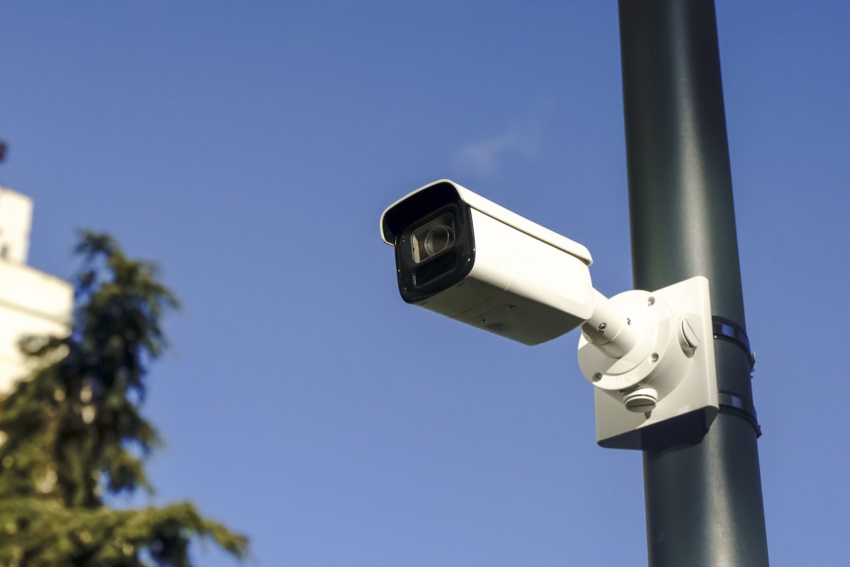 Le Conseil d'État vient de tracer une ligne rouge pour la surveillance vidéo algorithmique devant les écoles