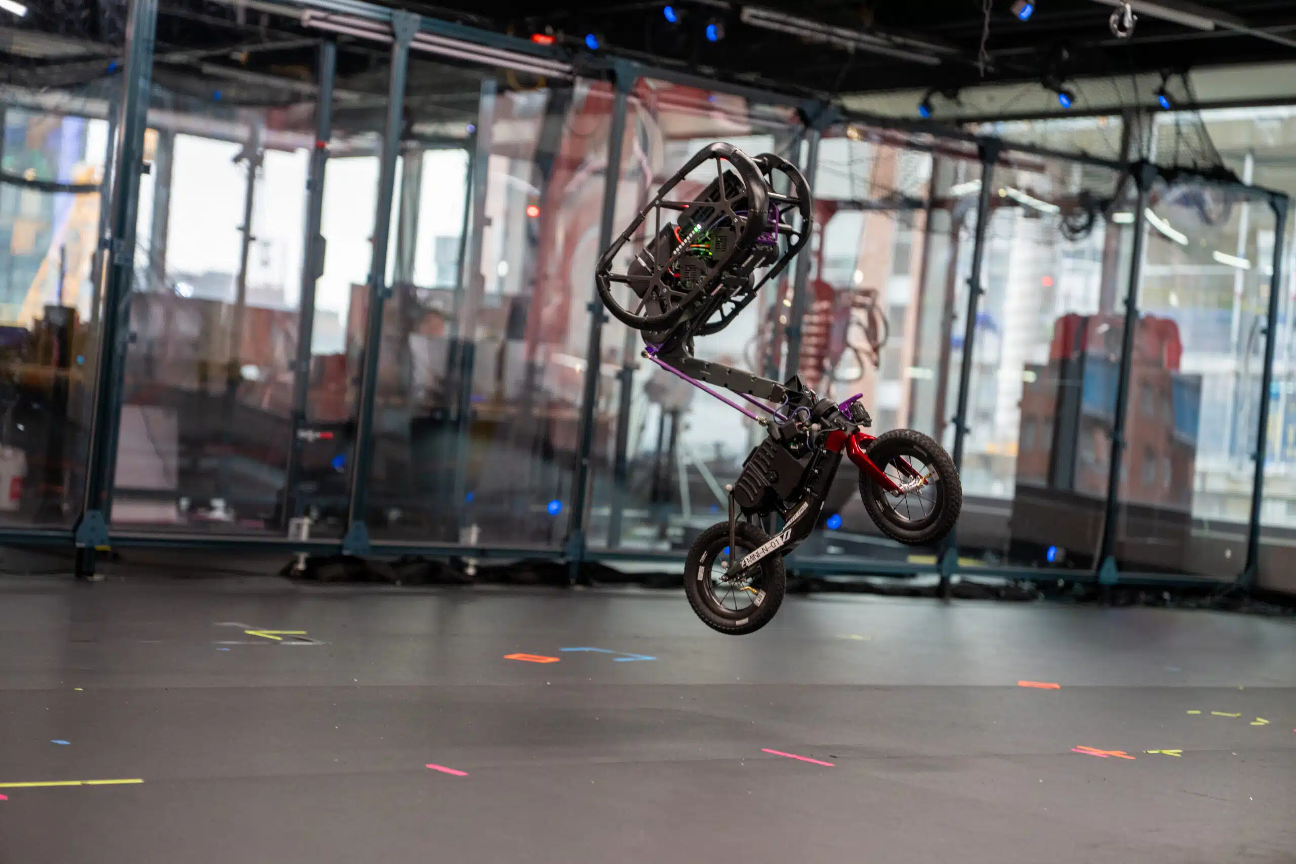 Le fondateur de Boston Dynamics revient en force avec un robot à roues qui fait des backflips