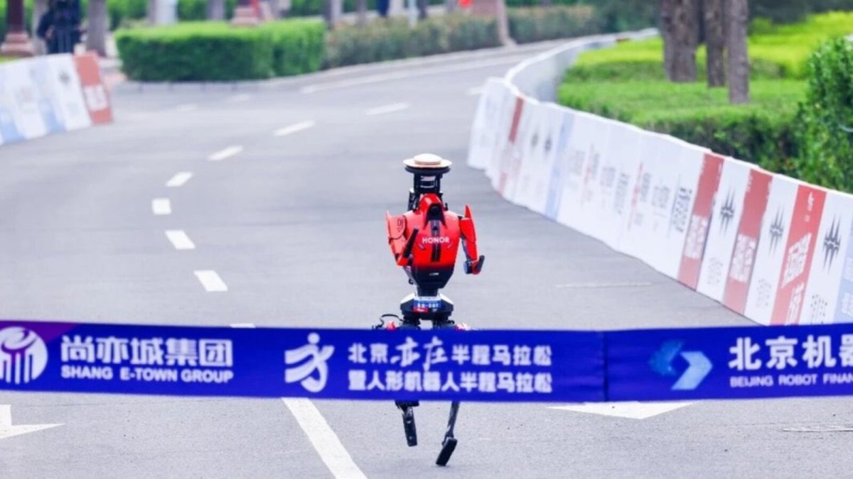 Le robot d'Honor pulvérise le record mondial du semi-marathon et ridiculise les coureurs humains à Pékin