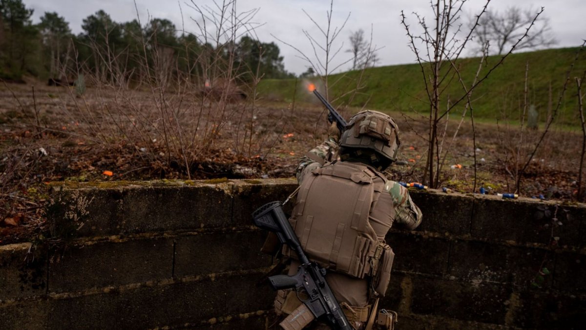 Les militaires français apprennent à détruire des drones au fusil calibre 12, qui s'offre une seconde jeunesse
