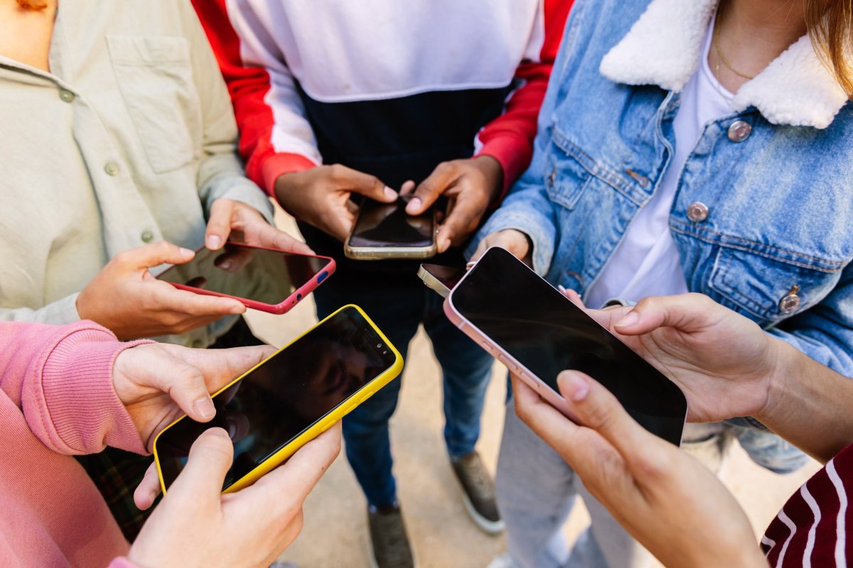 Les réseaux sociaux seraient un problème aussi sérieux que la cigarette pour les jeunes, selon ces spécialistes