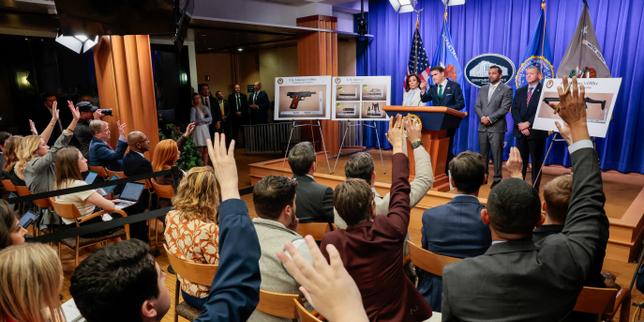 Les tirs au gala de la presse ravivent des théories du complot sur Donald Trump